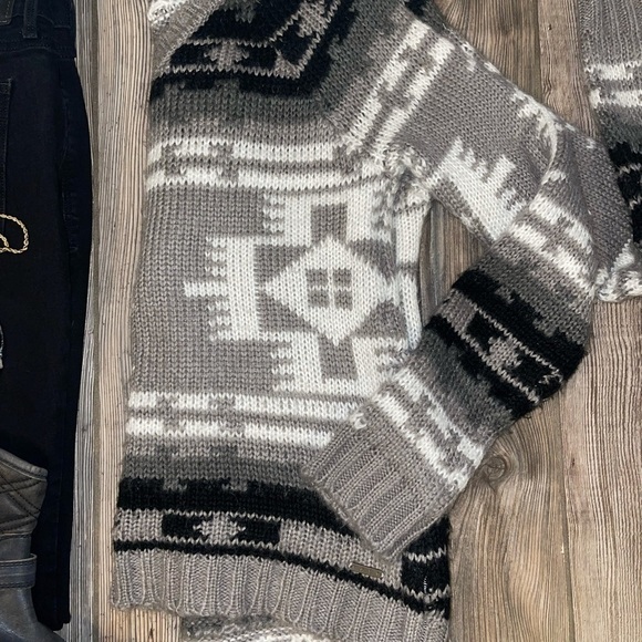 Roxy GREY Aztec Print Fuzzy Sweater - Picture 4 of 8